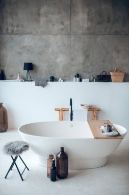 Büyük bir banyo tüpü olan modern bir banyo.