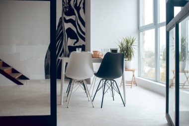 Modern bir iç mekan ve büyük bir pencere resmi