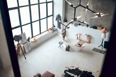 Modern bir apartmandaki tuvaletin en iyi görüntüsü.