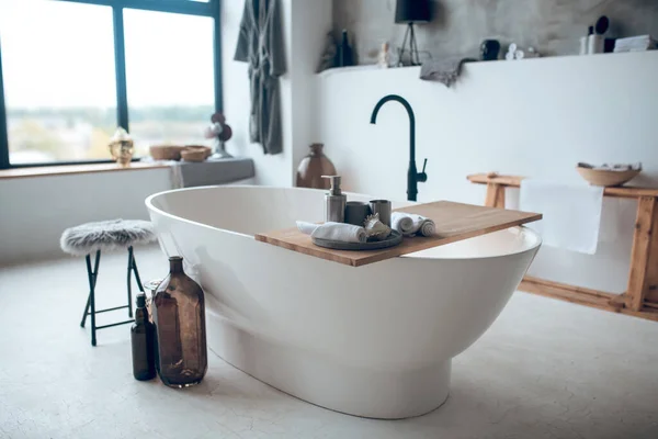 Современная красивая ванная комната с большой ванной — стоковое фото