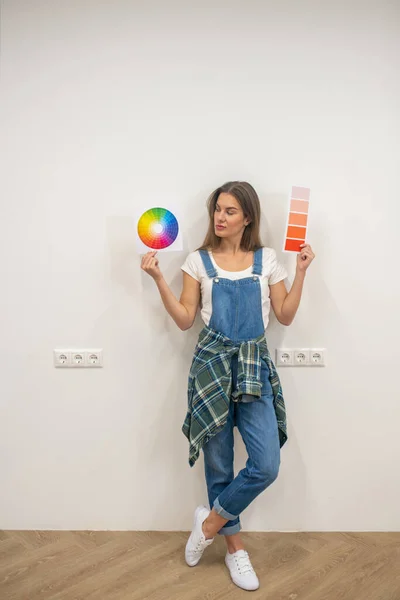 Fiatal nő kezében színes paletta — Stock Fotó