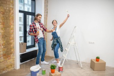 Genç çift eğleniyor ve mutlu.