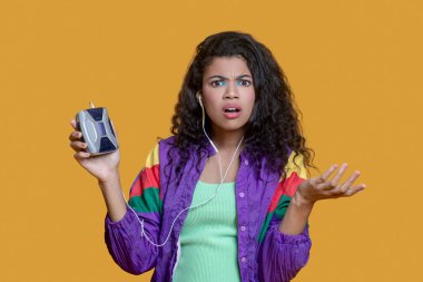 Kafası karışmış yaşlı bir müzik çaları olan tatlı, koyu saçlı genç bir kız.