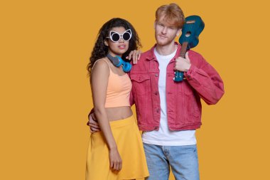 Güzel bir genç çift stüdyoda duruyor.