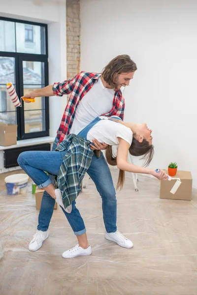 Giovani coppie che ballano nella loro nuova casa — Foto Stock