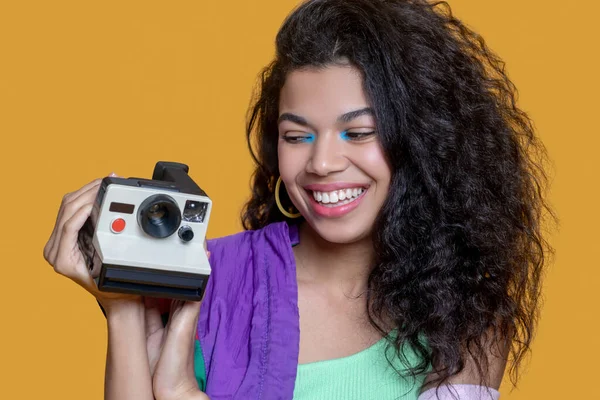 漂亮的黑头发年轻姑娘拿着一架旧相机 — 图库照片