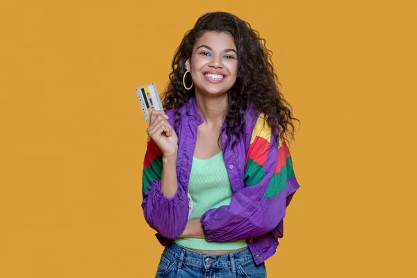 Bastante morena jovencita con cassette sonriendo bien —  Fotos de Stock