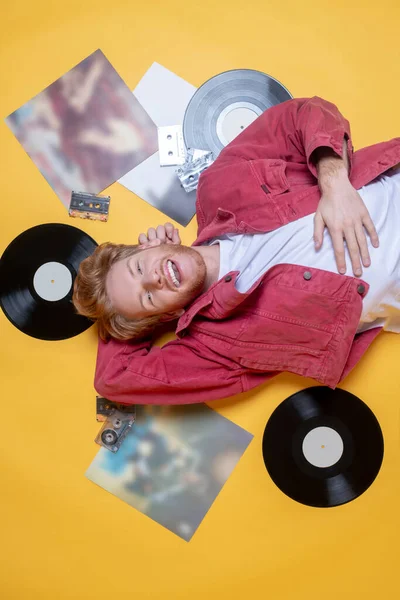 Ginger młody człowiek leżący na podłodze i relaks — Zdjęcie stockowe