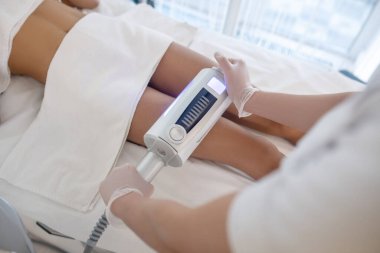 Doktorlar prosedürü uygulayan aletlerle ellerini uzatıyorlar.