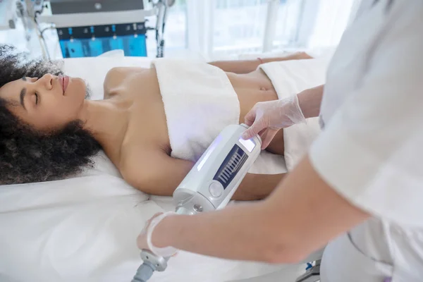 Mujer durante el procedimiento cosmético seguro en el centro de belleza — Foto de Stock