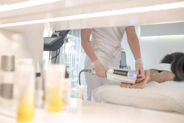 Médico y paciente durante el procedimiento de corrección corporal — Foto de Stock