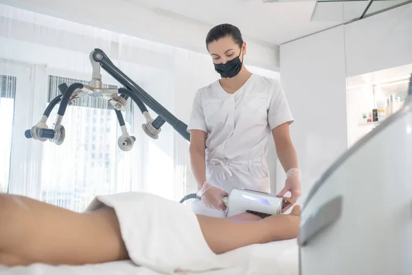 Mujer médica haciendo el procedimiento de hardware al paciente — Foto de Stock