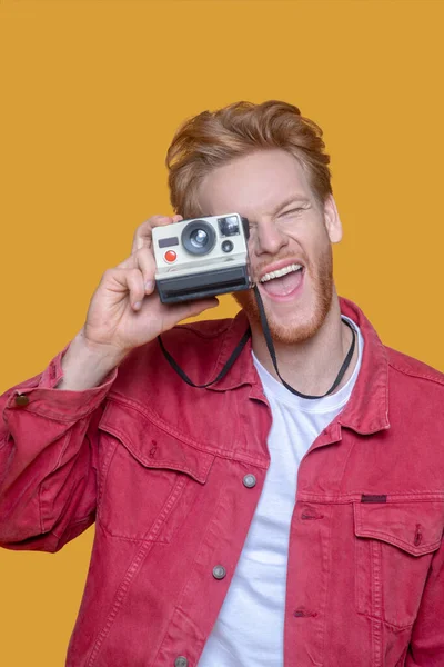 Roodharige bebaarde jongeman met oude camera die zich vrolijk voelt — Stockfoto