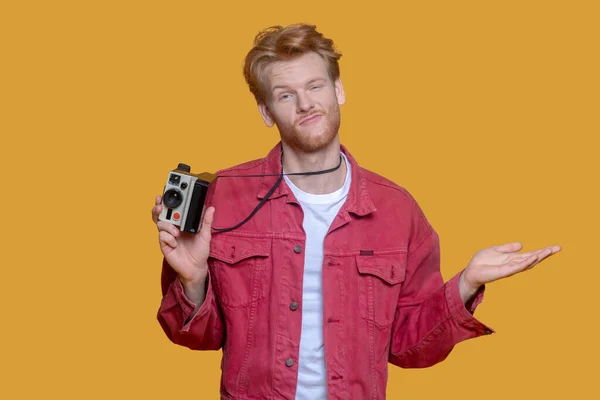 Red-haired bearded young man with old camera feeling disappointed — Stock Photo, Image