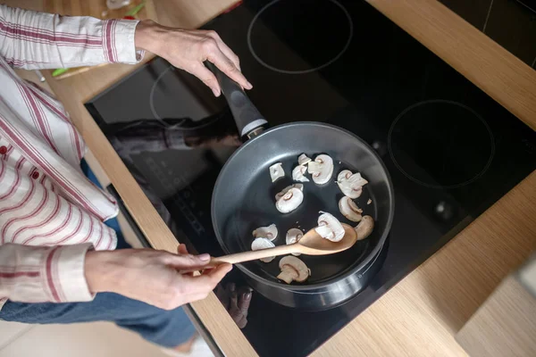 Nahaufnahme Bild einer Hausfrau, die Essen auf einer Pfanne rührt — Stockfoto