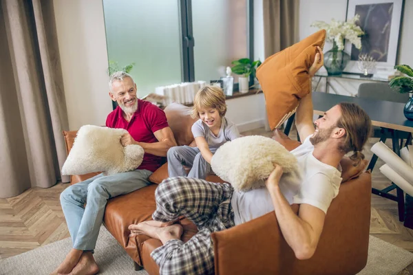 Lindo chico rubio y dos hombres pasando un buen rato juntos — Foto de Stock