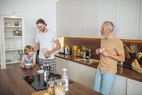 Aile sabahını evde geçiriyor ve huzurlu görünüyor. — Stok fotoğraf