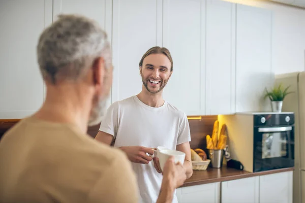 Samkönade par äter frukost hemma och mår bra — Stockfoto