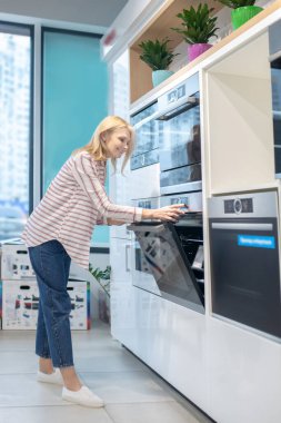 Sarı müşteri galeride fırın seçiyor.