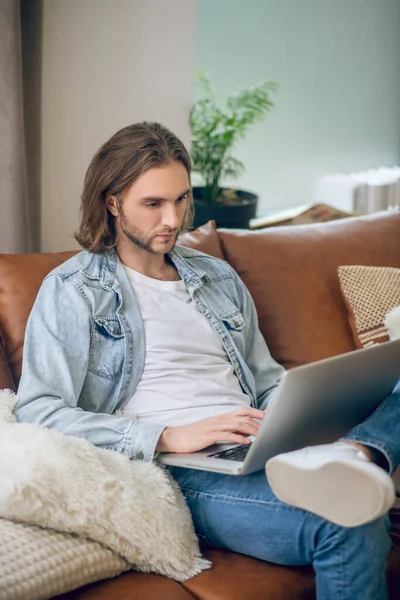 Hombre con camisa vaquera trabajando y buscando involucrado — Foto de Stock