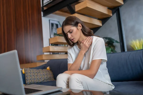 Mujer frustrada recibiendo un apoyo psicológico de forma remota — Foto de Stock