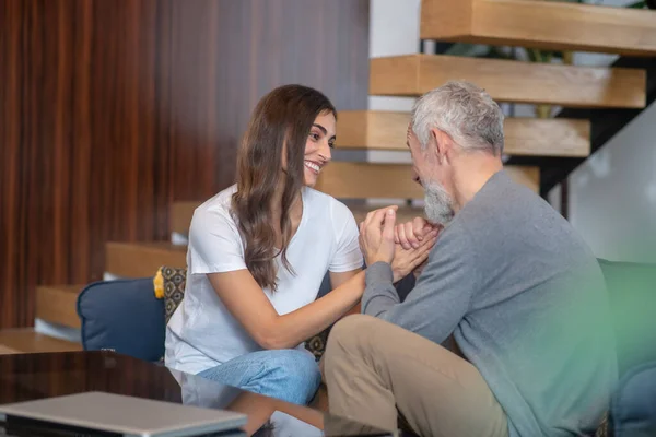 Pareja disfrutando de estar juntos mientras se quedan en casa — Foto de Stock