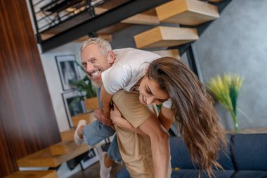 Mutlu evli çift birlikte eğleniyor ve mutlu hissediyorlar.