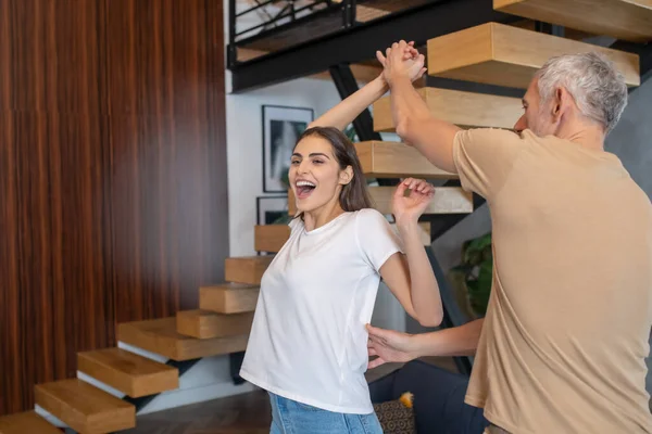 Glückliches Paar, das Spaß hat und das Zusammensein genießt — Stockfoto