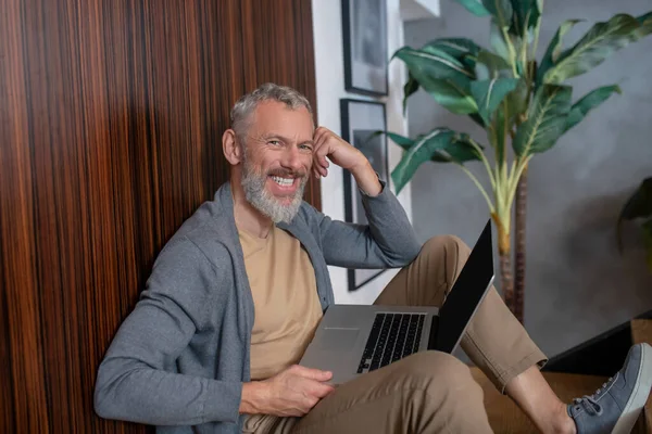 Hombre maduro y confiado de pelo gris que trabaja en casa y se siente bien —  Fotos de Stock