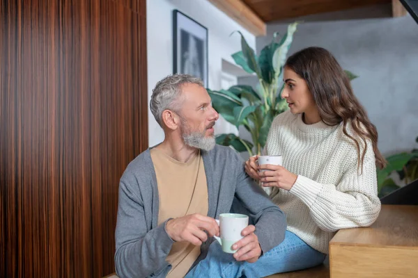 Pareja casada tomando café juntos y hablando — Foto de Stock