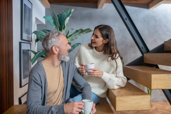 Pareja casada sentada en las escaleras y tomando café — Foto de Stock