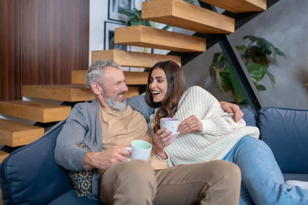 Pareja casada descansando en casa y tomando café —  Fotos de Stock