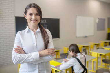 Sınıfta duran öğretmen ve kız