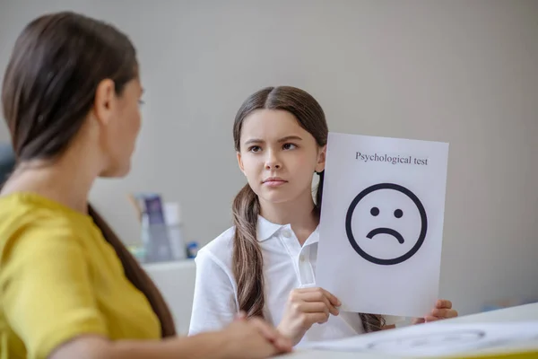 Ragazza sottoposta a test psicologico e donna — Foto Stock