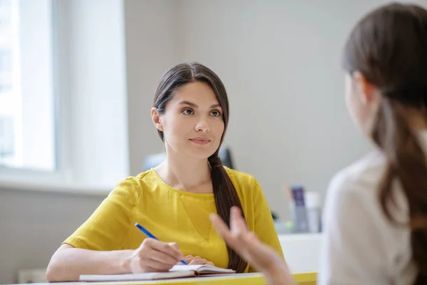 Aandachtig luisteren jonge vrouw psycholoog zitten aan tafel — Stockfoto
