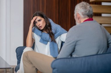 Sinirli kadın kocasıyla konuşuyor.