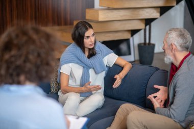 Kadın ve erkek, psikoloğu ziyaret ederken aile meselelerini büyütüyor