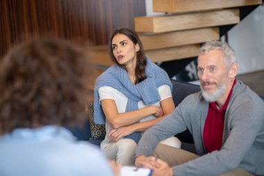 Farklı yaşlarda bir çift terapi seansı yapıyor.