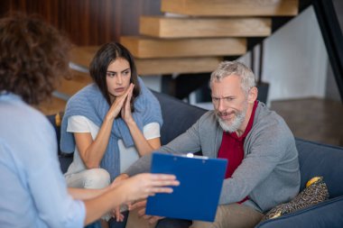 Aile terapistiyle terapi seansı yapıyor.