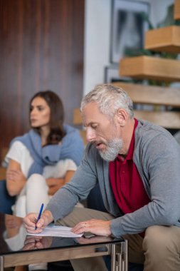 Boşanma formu dolduran adam