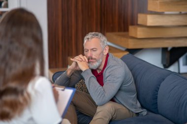 Boşandıktan sonra terapi seansı yapan düşünceli bir adam.