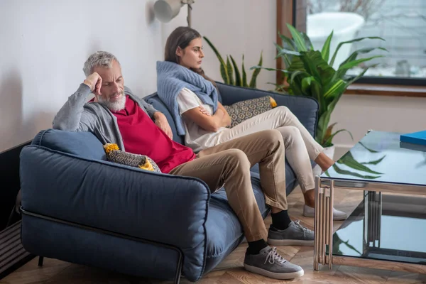 Irriterade par sitter på en soffa efter ett gräl — Stockfoto