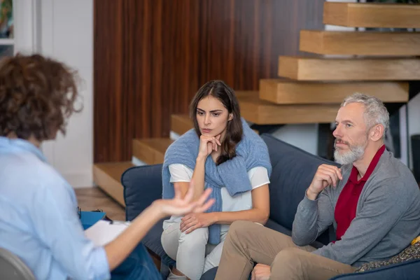 Pareja teniendo una sesión con su terapeuta familiar — Foto de Stock