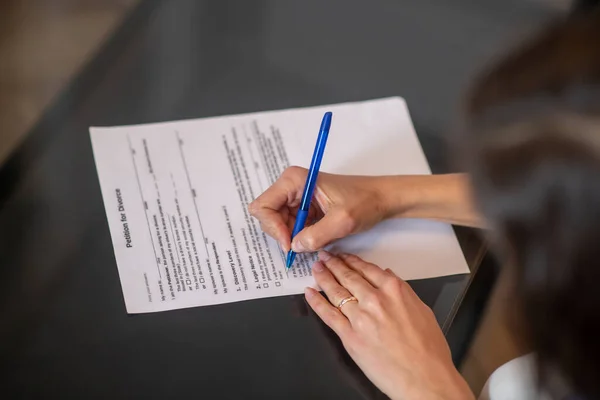 펜으로 이혼 청원에 서명하는 여자 — 스톡 사진