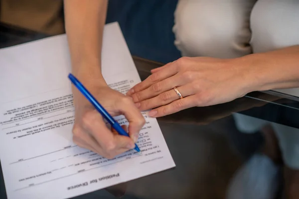 签署离婚申请表格的妇女 — 图库照片