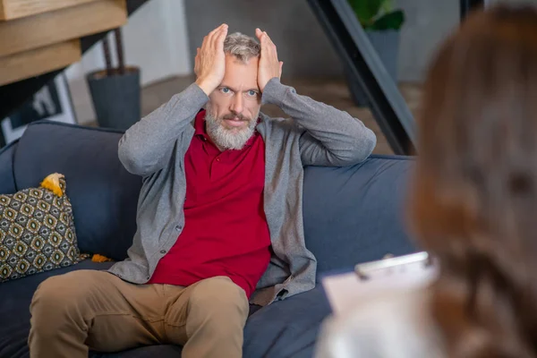 Hombre emocional hablando con un terapeuta sobre sus problemas — Foto de Stock