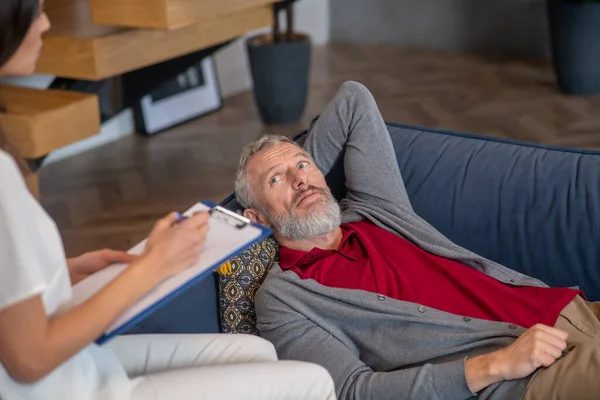 Thérapeute professionnel travaillant avec un homme pendant la session — Photo