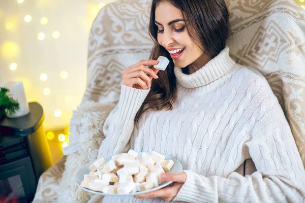 Nahaufnahme Bild der weiblichen Beine auf dem Boden — Stockfoto