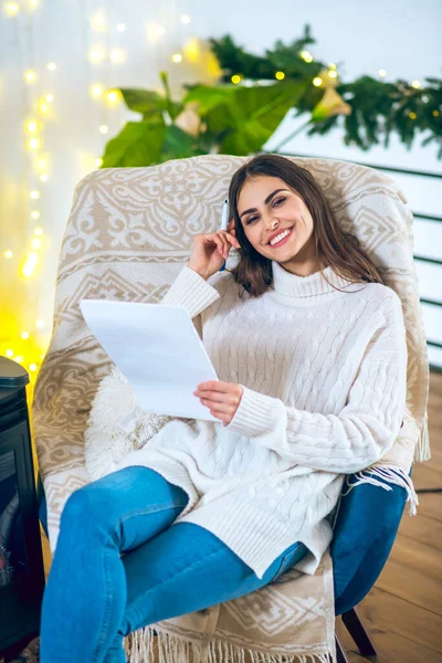 Mujer buscando reflexivo mientras que hace su lista de deseos — Foto de Stock