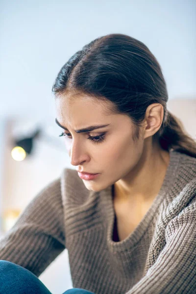 Темноволоса молода жінка дивиться стресовий і нещасний — стокове фото